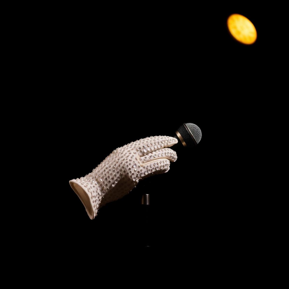 Glitzer-Handschuh im Spotlight